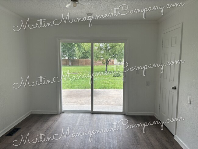 Photo - 201 W Walnut St