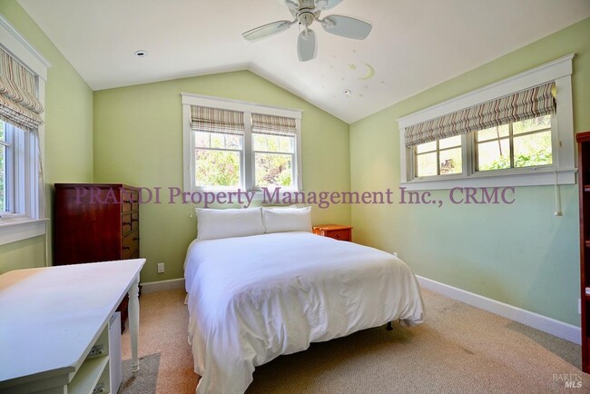 Building Photo - 422 Live Oak Dr Rental