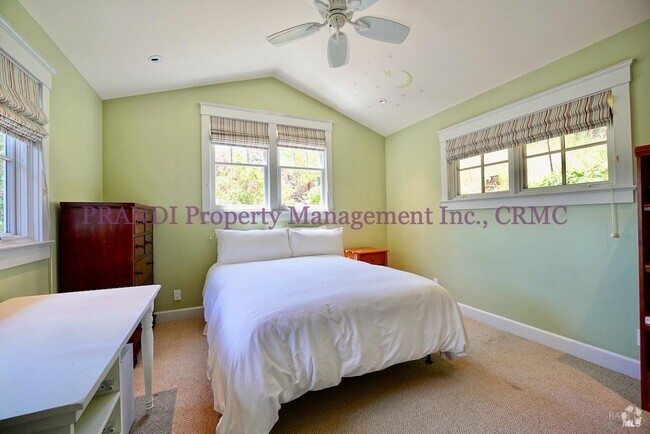 Building Photo - 422 Live Oak Dr Rental