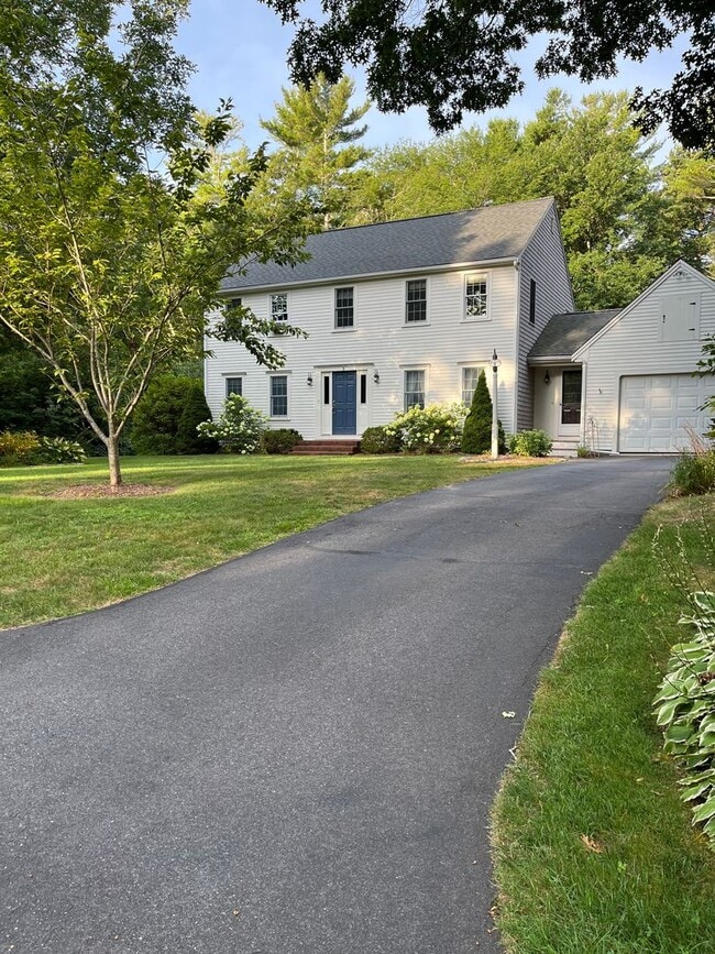 Building Photo - Executive 4 Br / 2.5 Ba Executive Colonial in Sandwich