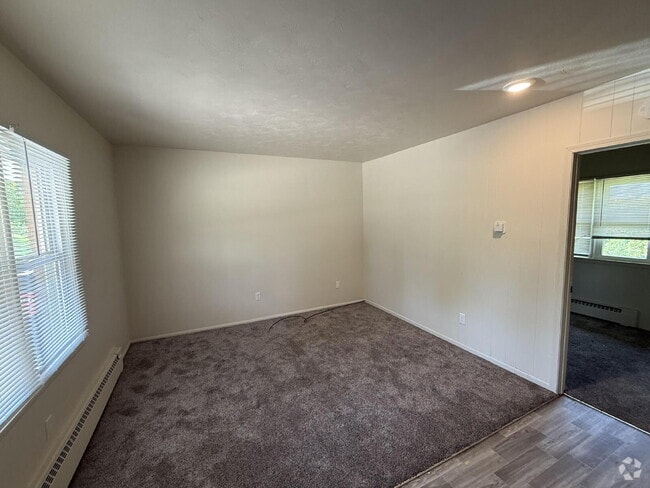 Building Photo - 1BR Utilities Included! Unit 6 Rental