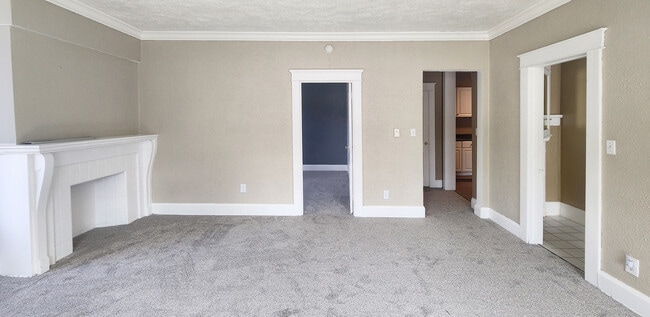 Living Room - 542 6th W St
