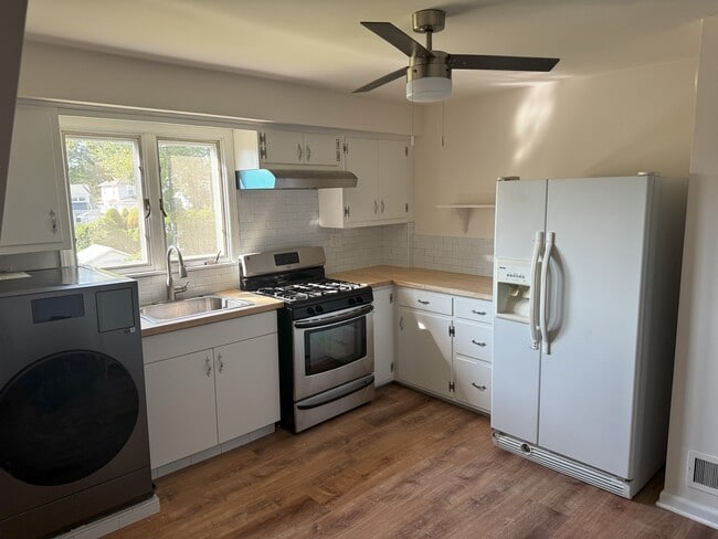 Building Photo - 66 Stuyvesant Ave Unit Upstairs Apartment