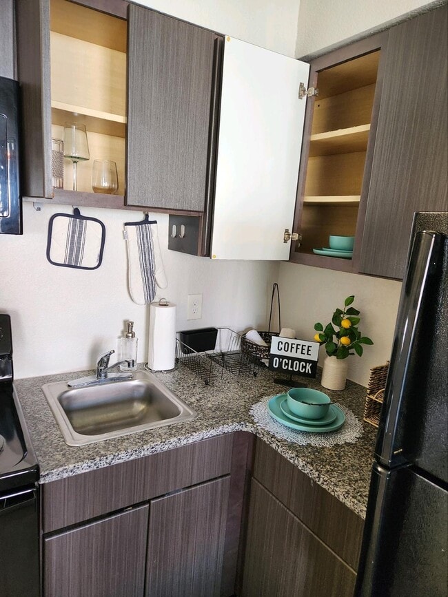 Photo - Colonial Gardens Apartments