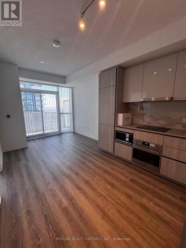 Photo - 8 Interchange Wy Unité 5315