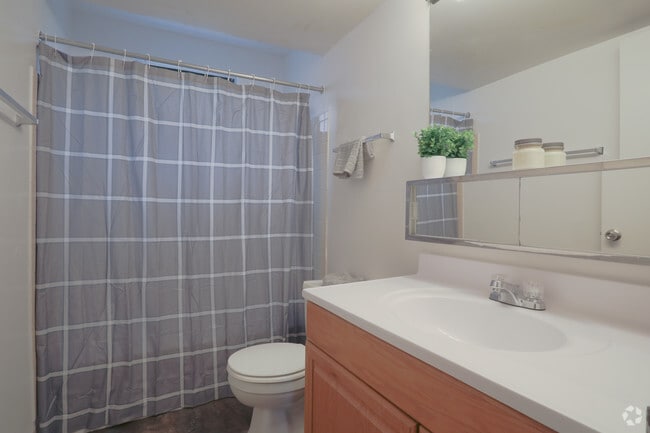 2 BR, 1 BA - Bathroom