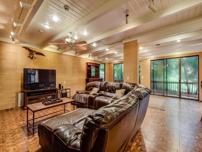 Photo - 800 Leonard St