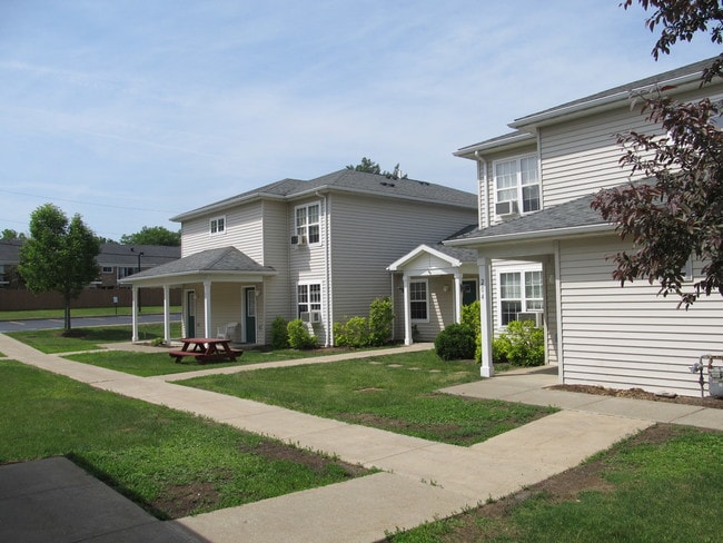 Claire Court Apartments - Claire Court Apartments