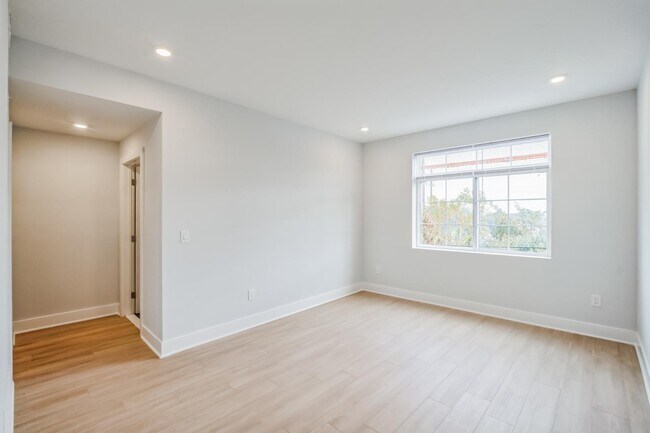 Photo - 646 N 32nd St