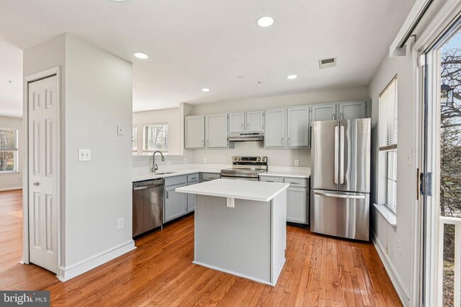 Photo - 1440 Nutwood Ct