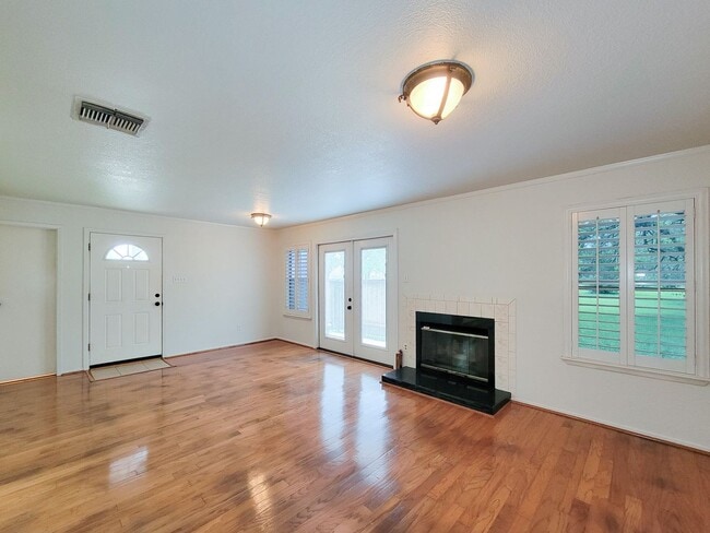 Building Photo - This corner unit is great because being on the end unit is more private and there are no condo's ...