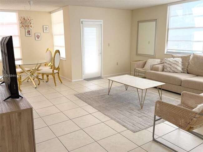 Building Photo - 1301 NE Miami Gardens Dr Unit 626W