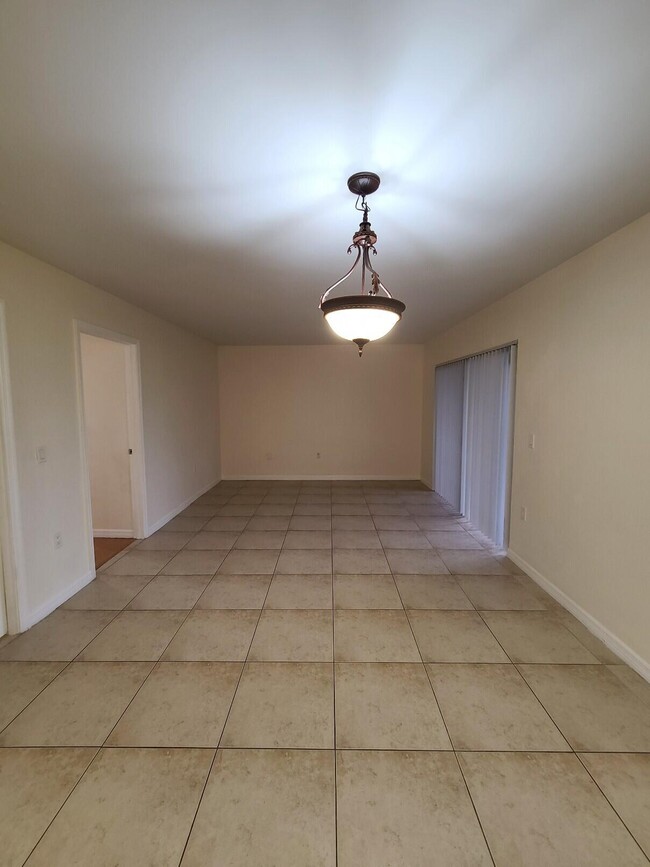 Building Photo - 1547 Lake Crystal Dr Unit A