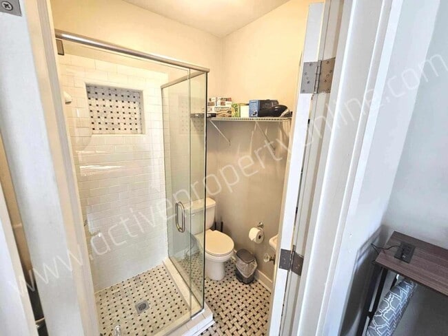 Photo - 195 College St