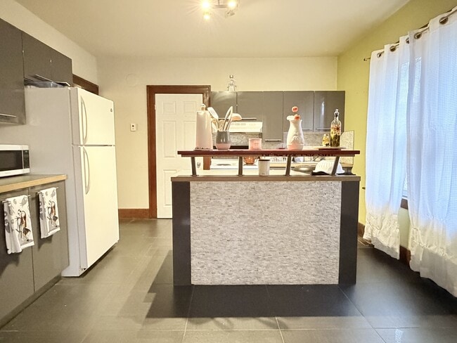 Photo - 693 Partington Ave Unité 2