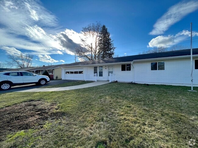 Building Photo - Massive Space! 4 Bedrooms 2 Bathrooms - Cr... Rental