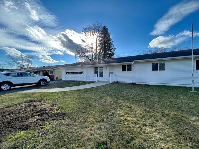 Building Photo - Massive Space! 4 Bedrooms 2 Bathrooms - Cr... Rental