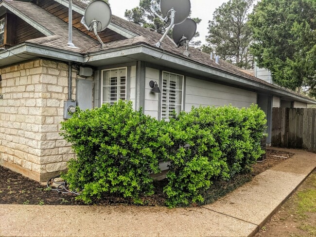 Photo - 106 Commercial Dr