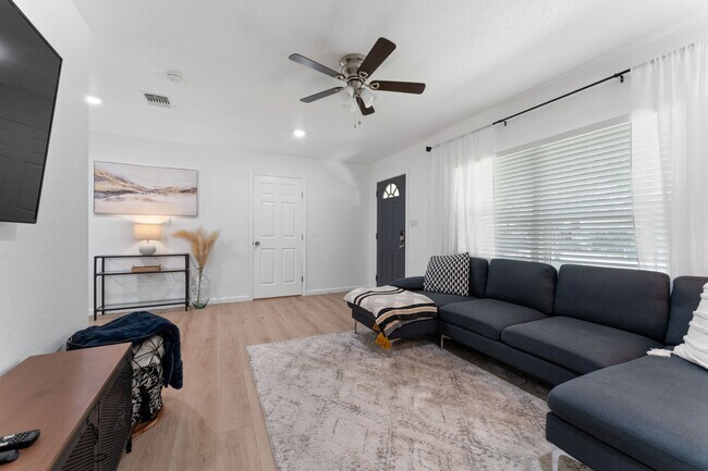 Photo - 338 Tomrob Dr