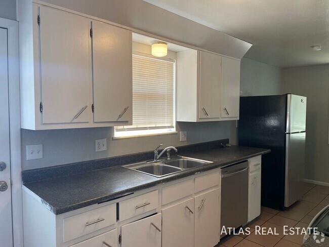 Building Photo - 5 Bedroom, 2 Bath in Arvada!!! Rental