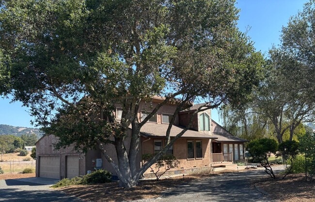 Building Photo - 6 Acres; 3 bedroom 2.5 bath plus bonus roo... Rental