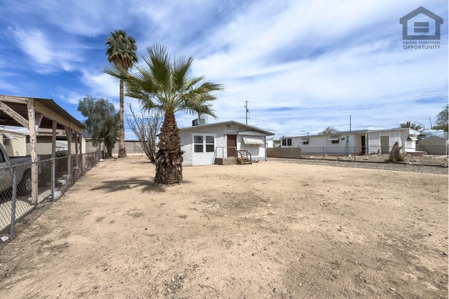 2Bed/1Bath Home in Litchfield Park--Close to Luke Air Force Base--NO HOA! RV PARKING!