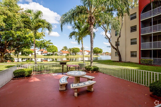 Photo - Lago Club Apartments