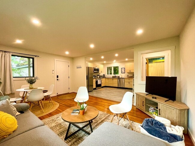 Building Photo - 709 Nelson Dr Unit B