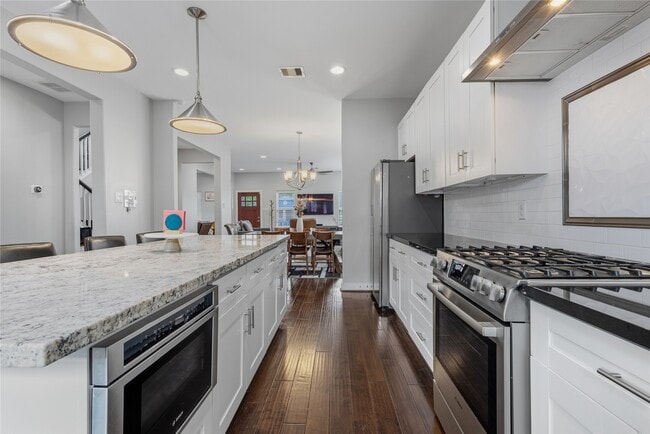 Photo - 704 Vincent St