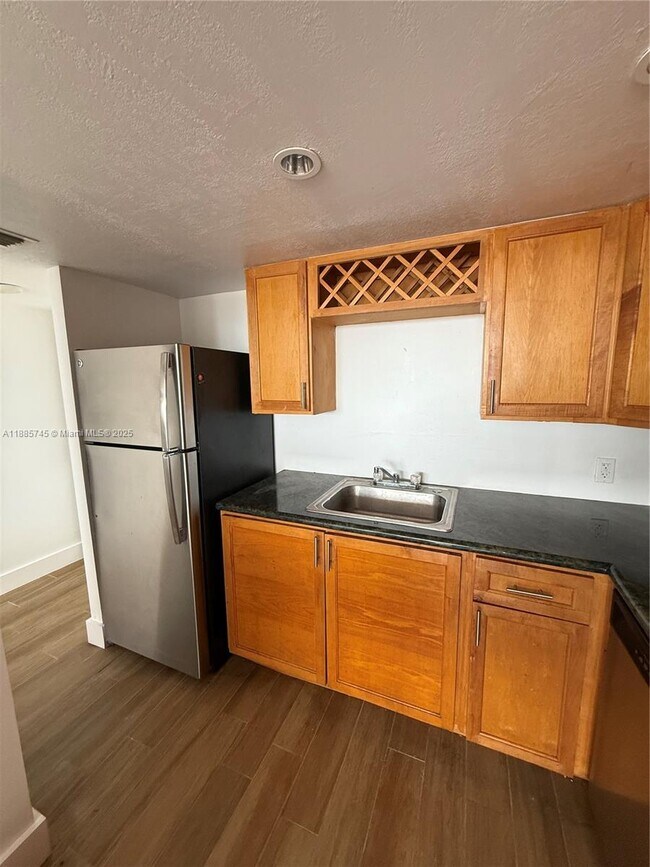 Building Photo - 2025 NE 164th St Unit 712