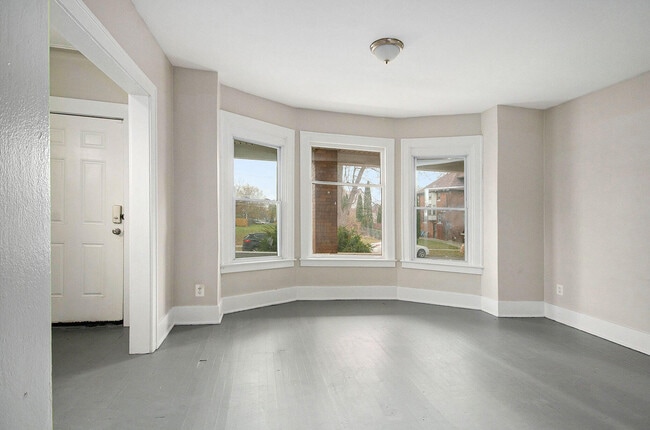 Photo - 593 Hague St