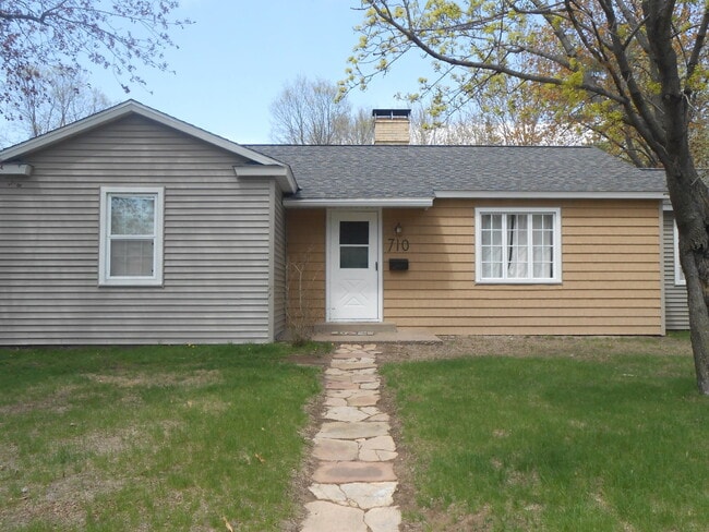 Building Photo - 3 Bedroom, 1 Bathroom Home in Third Ward with Large Yard, Garage, & Central Air