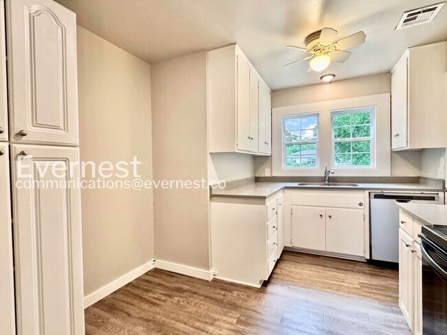Photo - 802 N Birch St