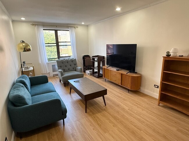 Photo - 34-20 78th St Unidad 5C Rental
