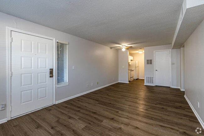 2BR, 1BA - 744 SF