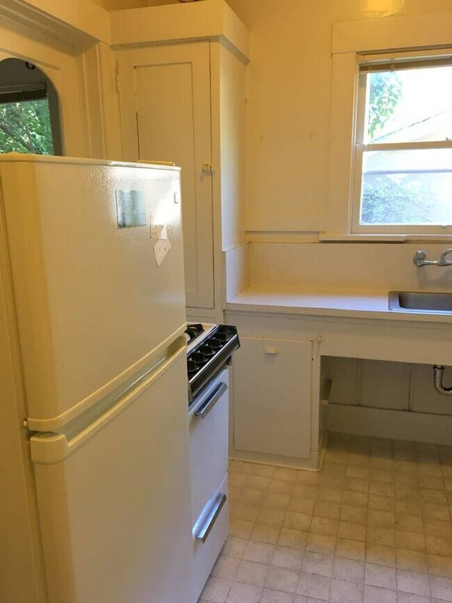 Photo - Quite a bedroom with plenty of light, Great location and is just off the main St. It is quite als... Unit 01