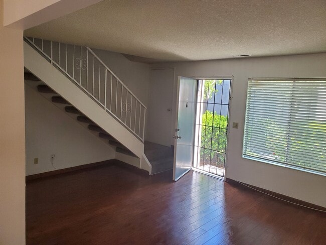 Puerta principal y escaleras. - 1710 Oldfield Way