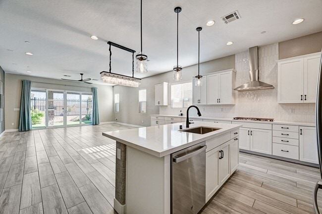 Photo - Stunning 4 Bedroom with Mountain Views!