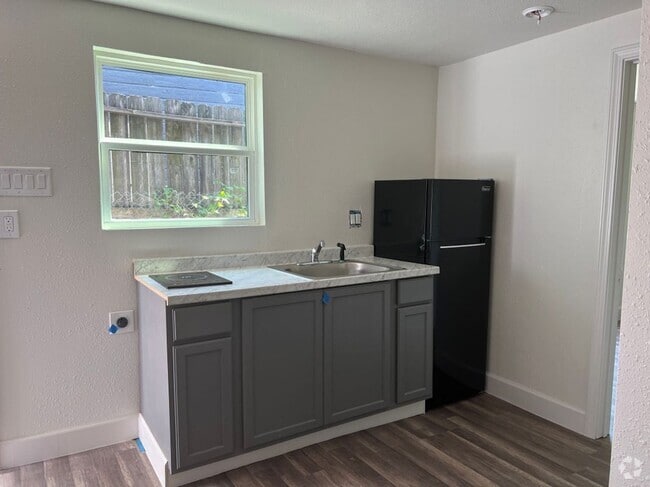 Building Photo - 201 Eastwood St Rental