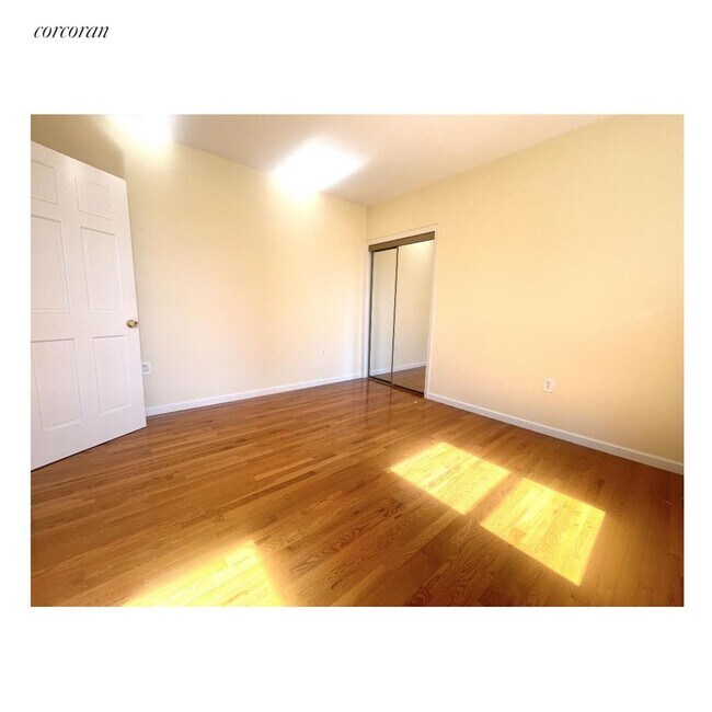 Photo - 585 Isham St