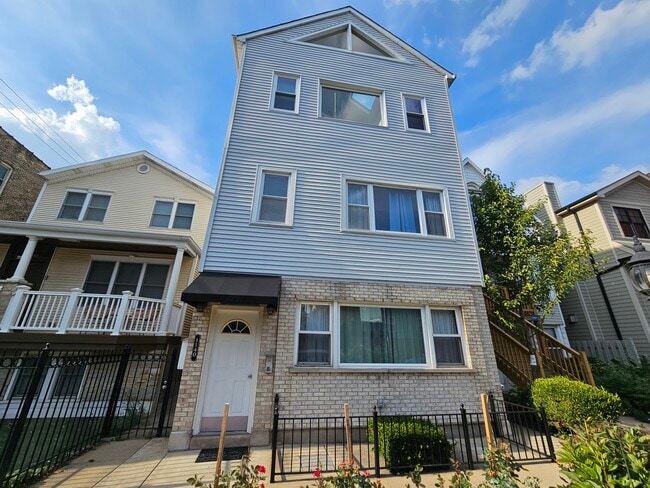 Building Photo - 1140 W Barry Ave Unit 1 Rental