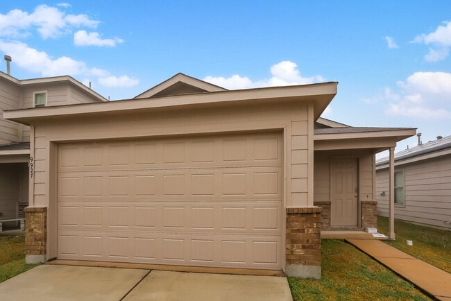 Building Photo - 9927 Sanders Rose Lane