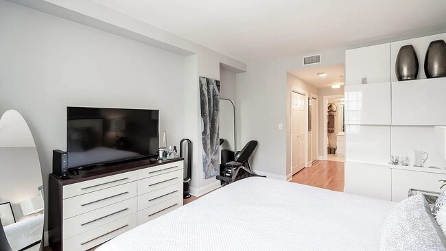 Photo - 1311 S Beverly Glen Blvd Unidad 1311