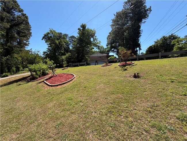 Photo - 3336 Camelot Dr NE