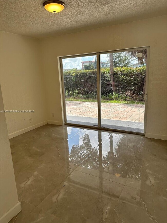 Photo - 3901 NW 9th Ave Unit 14