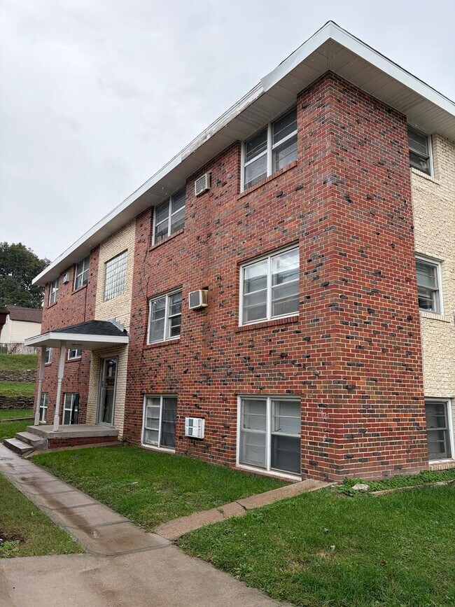 Building Photo - 1021 Apartments Unit 5