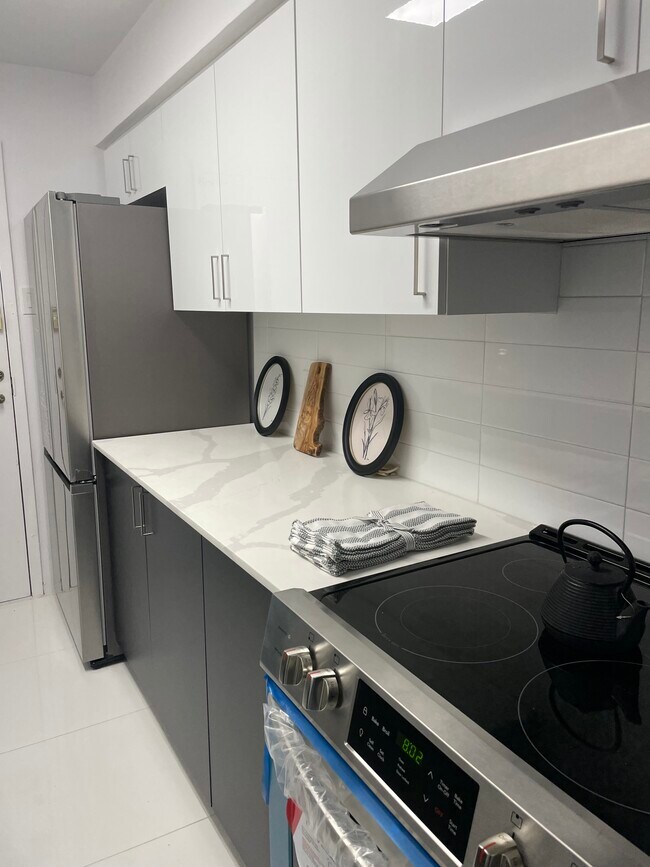 Photo - SKYLINE PLAZA