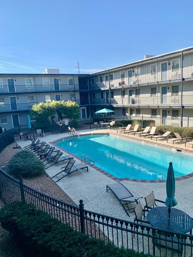 Building Photo - Walking distance to LSU / short drive downtown Unit 2207