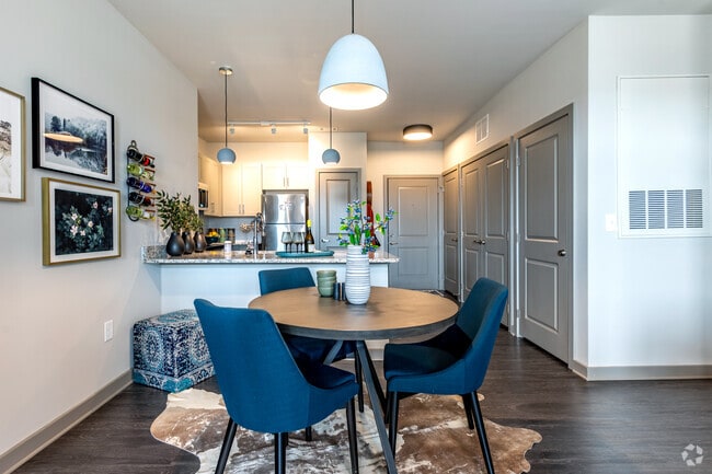 2BR, 2BA - 1020 SF