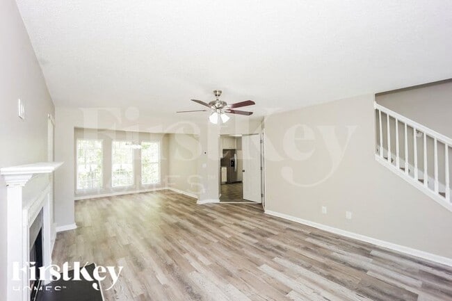 Photo - 205 McIntosh Ct